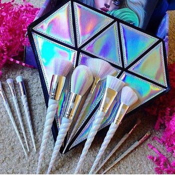 Unik, Kuas Makeup Ini Bentuknya Mirip Tanduk Unicorn