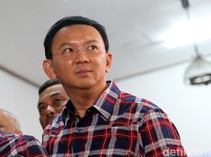 Saat Ahok Risih Pendukung Oleskan Cairan Misterius ke Rambutnya