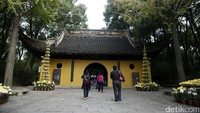 Kawasan ini memiliki luas 20 hektar. Pagoda ini memiliki tinggi sekitar 30 meter. Untuk melihat pagoda wisatawan berjalan menaiki anak tangga sekitar 25 menit.