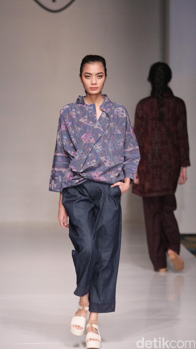 Koleksi fashion show Tuty Cholid Mengangkat tema Love di IPMI Trend Show 2017. Senayan CIty. Jakarta. [Foto: Mohammad Abduh/Wolipop]