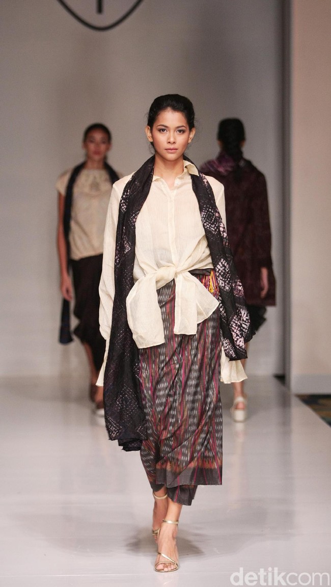 Koleksi fashion show Tuty Cholid Mengangkat tema Love di IPMI Trend Show 2017. Senayan CIty. Jakarta. [Foto: Mohammad Abduh/Wolipop]