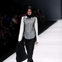 Brand dari Jenahara Black Label mengusung tema Ignis Fatuus di Jakarta Fashion Week 2017. Senayan City. Jakarta. [Foto: Mohammad Abduh/Wolipo