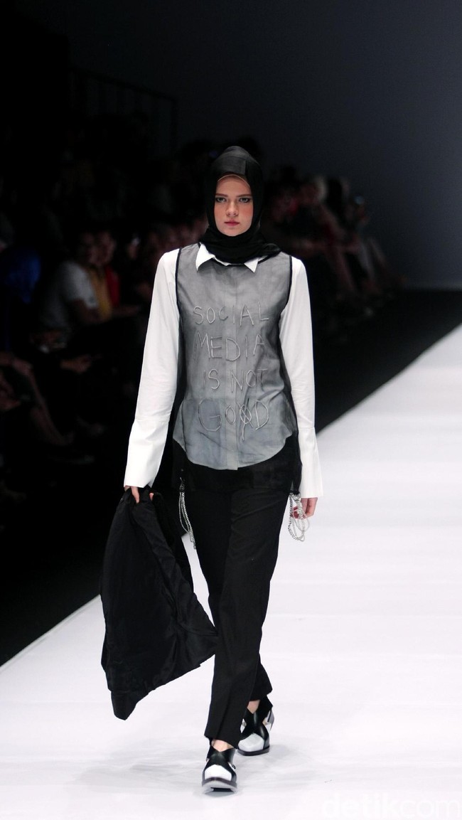 Brand dari Jenahara Black Label mengusung tema Ignis Fatuus di Jakarta Fashion Week 2017. Senayan City. Jakarta. [Foto: Mohammad Abduh/Wolipo
