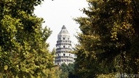 Tiger Hill merupakan sebuah pagoda yang berdiri miring berumur 1.200 tahun. Untuk memasuki tempat ini wisatawan dikenakan tarif 100 Yuan.