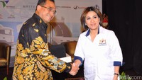 Menteri Perhubungan RI Budi Karya Sumadi bersama Kadin Bidang Perhubungan Carmelita Hartoto saat menggelar Rakernas.