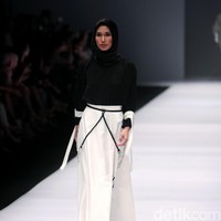 Brand dari Jenahara Black Label mengusung tema Ignis Fatuus di Jakarta Fashion Week 2017. Senayan City. Jakarta. [Foto: Mohammad Abduh/Wolipo