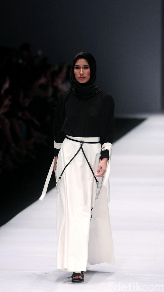 Brand dari Jenahara Black Label mengusung tema Ignis Fatuus di Jakarta Fashion Week 2017. Senayan City. Jakarta. [Foto: Mohammad Abduh/Wolipo