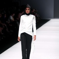 Brand dari Jenahara Black Label mengusung tema Ignis Fatuus di Jakarta Fashion Week 2017. Senayan City. Jakarta. [Foto: Mohammad Abduh/Wolipo