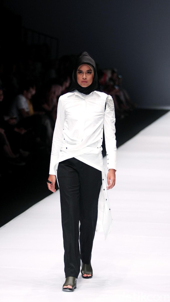 Brand dari Jenahara Black Label mengusung tema Ignis Fatuus di Jakarta Fashion Week 2017. Senayan City. Jakarta. [Foto: Mohammad Abduh/Wolipo