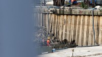 Sejumlah pekerja menyelesaikan revitalisasi Kali Krukut.
