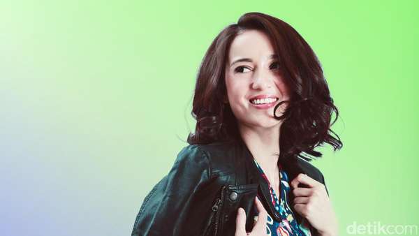 Summer Vibes! Lihat Julie Estelle Bikin Seger Summer Vibes! Lihat Julie Estelle Bikin Seger