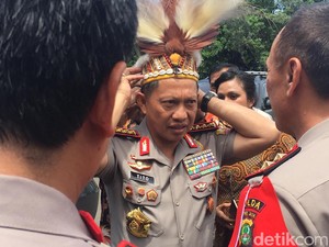 Kenakan Wolem Eri, Kapolri Hadiri Launching Buku Maximus dan Gladiator Papua