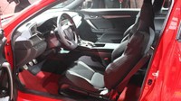 Interior prototipe Civic Si ini dikatakan bakal sama dengan versi produksi massal. Mobil hadir dengan jok sport eksklusif Si di depan dengan jahitan merah dan logo Si. Jahitan merah yang memberikan nuansa sporti juga ada pada trim pintu, setir, dan kulit di tuas persneling. Foto: Pool (Motor1)