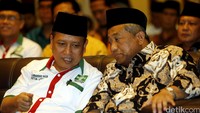 Menristek Dikti M Nasir (kiri) berbincang dengan mantan Mendikbud M Nuh (kanan) di sela-sela pembukaan Rakornas Lembaga Perguruan Tinggi Nahdlatul Ulama (LPT NU).