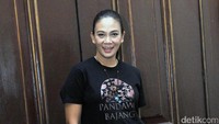 Dian tampil dengan busana serba hitam dipadukan dengan flat shoes hitam. Pool/Noel/detikFoto.