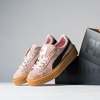 Rudolf merupakan kakak dari Adolf Adi Dassler, pendiri Adidas. Setelah bebas dari penjara akibat dijebak adiknya sendiri, ia juga mendirikan bisnis sepatu dan pakaian. Dari bisnis kecil-kecilan, perlahan menjadi besar dan kini dikenal dengan nama Puma. Foto: Dok. Fenty x Rihanna