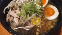 Kalau mau mie, ada pilihan Mie Kuah Ramen. Mie lembut mulur dilengkapi potongan ayam rebus, tauge, daun bawang, jagung, dan telur ayam kampung rebus. Slurrp! Kuah kaldunya bercita rasa gurih kuat.