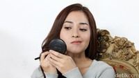 Pesinetron berusia 22 tahun itu terlihat mempersiapkan diri sebelum berakting di depan kamera. Pool/Ismail/detikFoto.