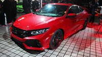Prototipe ini menampilkan desain dan performa Civic Si Coupe dan Civic Si Sedan yang bakal diluncurkan tahun depan. Prototipe Civic Si ini bakal dipamerkan di Los Angeles Intenational Auto Show 2016 bersama dengan Civic sedan, coupe dan hatchback serta prototipe Civic Type-R. Foto: Pool (Motor1)