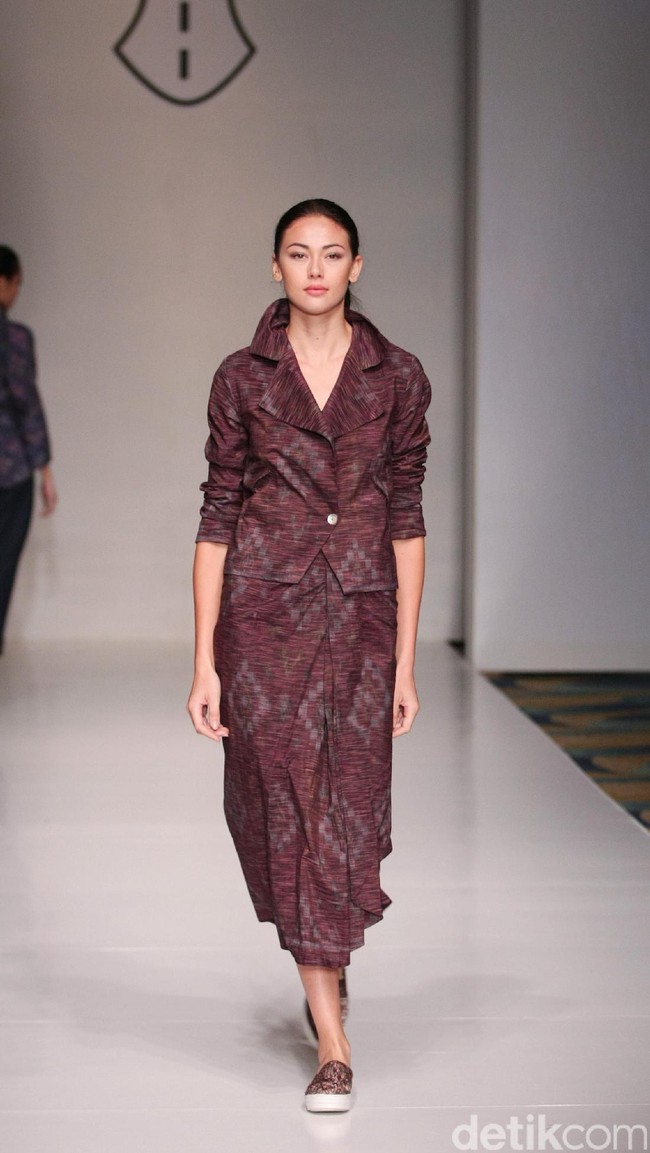 Koleksi fashion show Tuty Cholid Mengangkat tema Love di IPMI Trend Show 2017. Senayan CIty. Jakarta. [Foto: Mohammad Abduh/Wolipop]