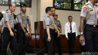 Kapolri Jenderal Tito Karnavian meninggalkan ruangan seusai jumpa pers.