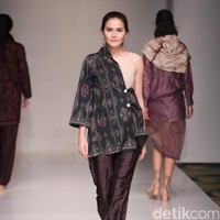 Koleksi fashion show Tuty Cholid Mengangkat tema Love di IPMI Trend Show 2017. Senayan CIty. Jakarta. [Foto: Mohammad Abduh/Wolipop]