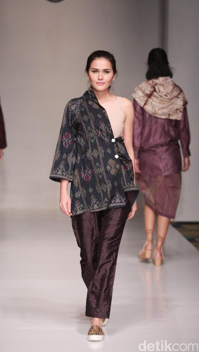 Koleksi fashion show Tuty Cholid Mengangkat tema Love di IPMI Trend Show 2017. Senayan CIty. Jakarta. [Foto: Mohammad Abduh/Wolipop]