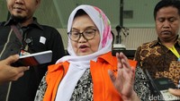 Siti Fadilah tidak mau angkat bicara terkait pemeriksaannya di Gedung KPK, Jakarta, Rabu (16/11/2016).