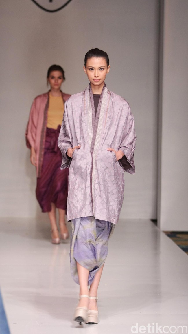 Koleksi fashion show Tuty Cholid Mengangkat tema Love di IPMI Trend Show 2017. Senayan CIty. Jakarta. [Foto: Mohammad Abduh/Wolipop]