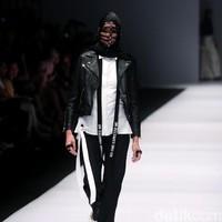 Brand dari Jenahara Black Label mengusung tema Ignis Fatuus di Jakarta Fashion Week 2017. Senayan City. Jakarta. [Foto: Mohammad Abduh/Wolipo