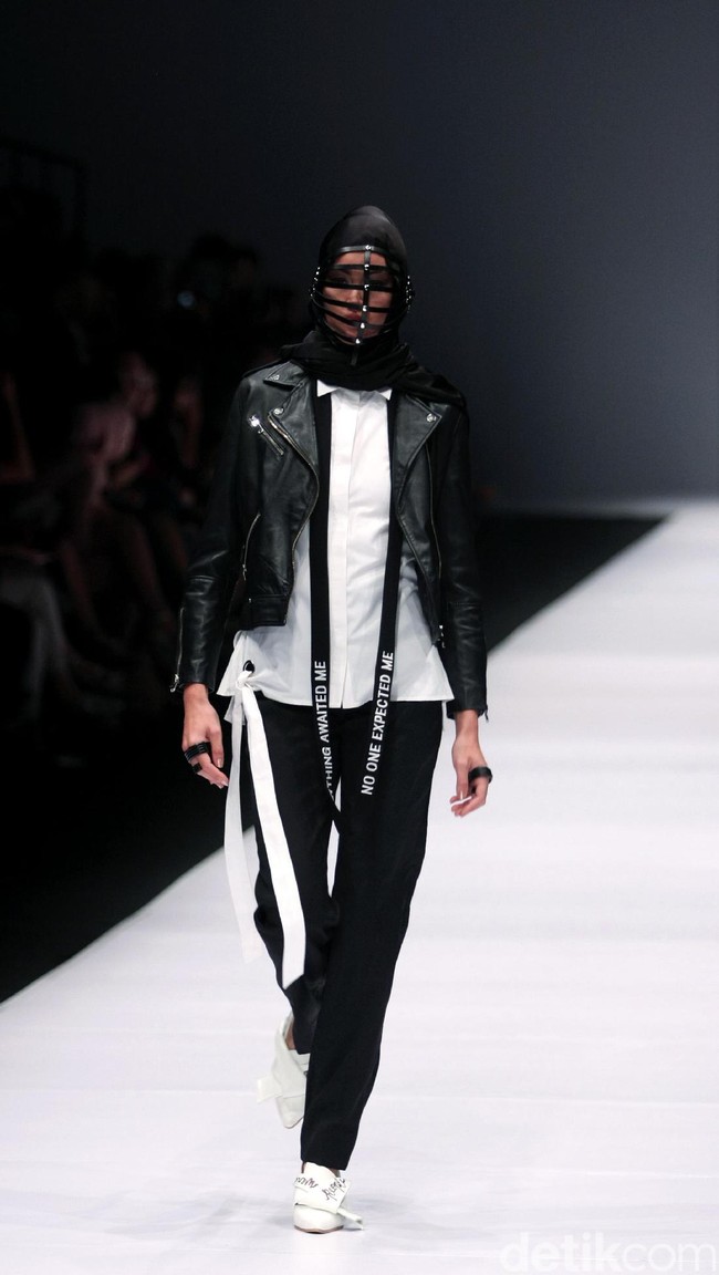 Brand dari Jenahara Black Label mengusung tema Ignis Fatuus di Jakarta Fashion Week 2017. Senayan City. Jakarta. [Foto: Mohammad Abduh/Wolipo
