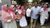Sandiaga juga disambut warga setempat dengan rebana.