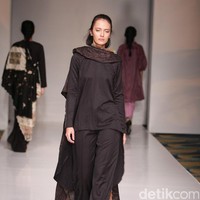 Koleksi fashion show Tuty Cholid Mengangkat tema Love di IPMI Trend Show 2017. Senayan CIty. Jakarta. [Foto: Mohammad Abduh/Wolipop]