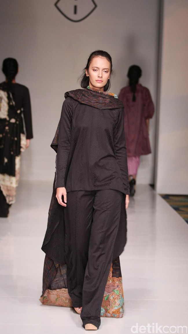 Koleksi fashion show Tuty Cholid Mengangkat tema Love di IPMI Trend Show 2017. Senayan CIty. Jakarta. [Foto: Mohammad Abduh/Wolipop]