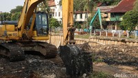 Eksakavator standby di lokasi proyek revitalisasi Kali Krukut. Alat berat tersebut didatangkan untuk melakukan pengerukan sungai.