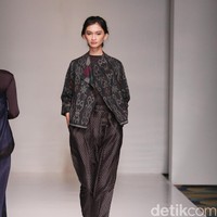 Koleksi fashion show Tuty Cholid Mengangkat tema Love di IPMI Trend Show 2017. Senayan CIty. Jakarta. [Foto: Mohammad Abduh/Wolipop]