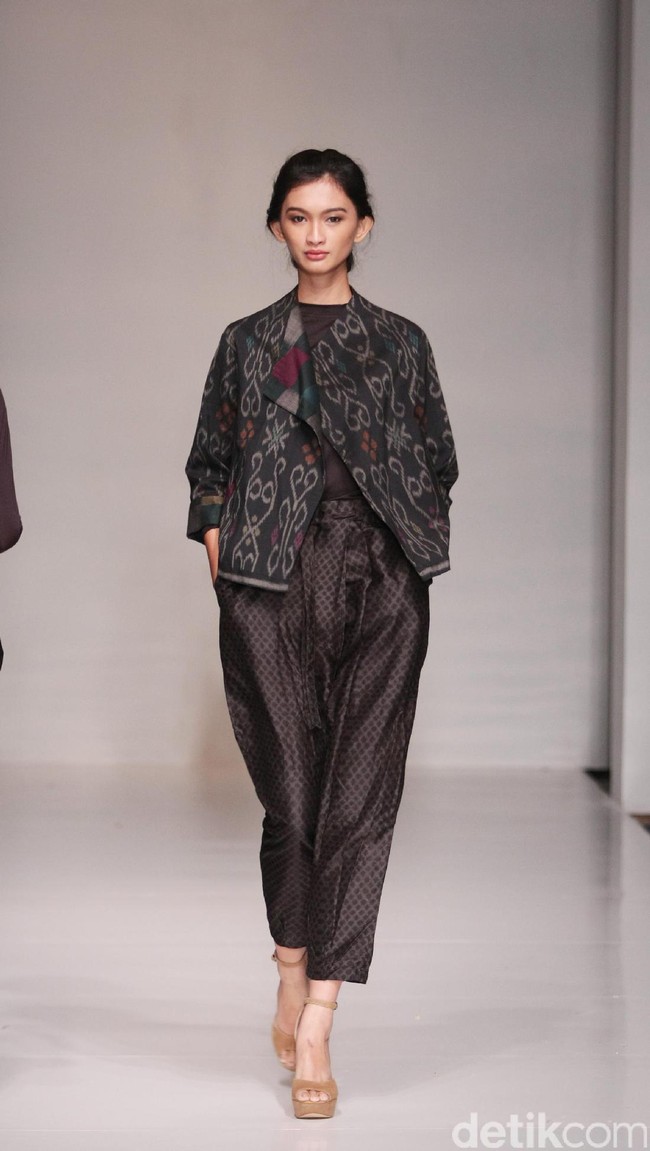 Koleksi fashion show Tuty Cholid Mengangkat tema Love di IPMI Trend Show 2017. Senayan CIty. Jakarta. [Foto: Mohammad Abduh/Wolipop]