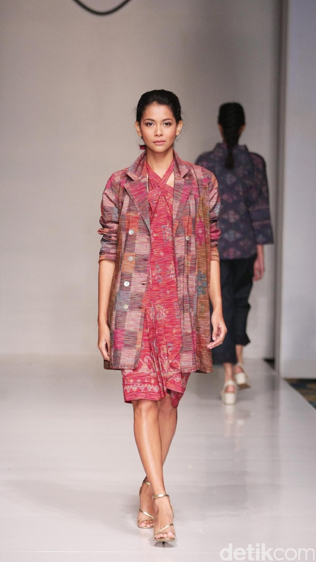 Koleksi fashion show Tuty Cholid Mengangkat tema Love di IPMI Trend Show 2017. Senayan CIty. Jakarta. [Foto: Mohammad Abduh/Wolipop]