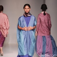 Koleksi fashion show Tuty Cholid Mengangkat tema Love di IPMI Trend Show 2017. Senayan CIty. Jakarta. [Foto: Mohammad Abduh/Wolipop]