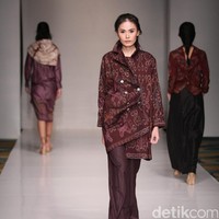 Koleksi fashion show Tuty Cholid Mengangkat tema Love di IPMI Trend Show 2017. Senayan CIty. Jakarta. [Foto: Mohammad Abduh/Wolipop]