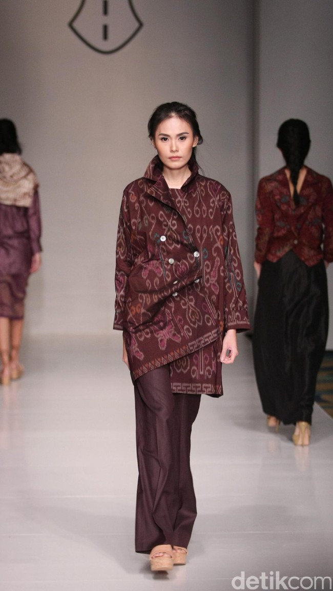 Koleksi fashion show Tuty Cholid Mengangkat tema Love di IPMI Trend Show 2017. Senayan CIty. Jakarta. [Foto: Mohammad Abduh/Wolipop]