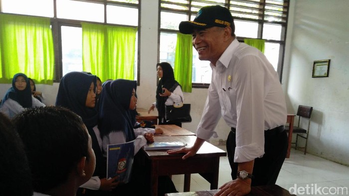 Kunjungi Pulau Baranglompo, Mendikbud Muhadjir Tinjau Pencairan KIP