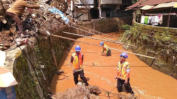 Petugas Singkirkan Meterial Longsor yang Menutup Sungai di Bandung