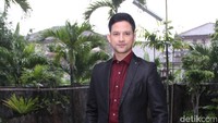 Ia terlihat bergaya dengan setelan jas hitam yang dipadukan dengan kemeja merah. Pool/Ismail/detikFoto.