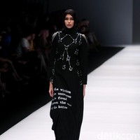 Brand dari Jenahara Black Label mengusung tema Ignis Fatuus di Jakarta Fashion Week 2017. Senayan City. Jakarta. [Foto: Mohammad Abduh/Wolipo