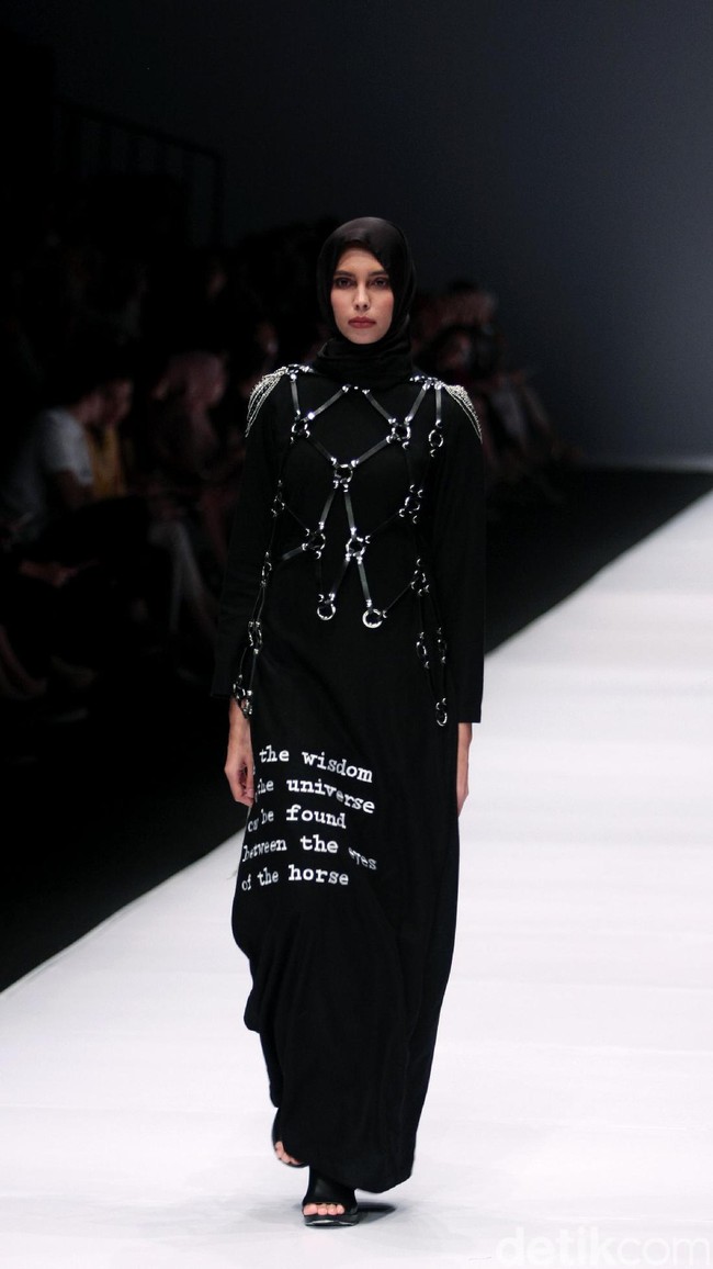 Brand dari Jenahara Black Label mengusung tema Ignis Fatuus di Jakarta Fashion Week 2017. Senayan City. Jakarta. [Foto: Mohammad Abduh/Wolipo