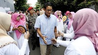 Seperti biasa, ia juga sempat menyalami warga satu persatu.