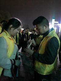 Kalau Gagal Capai Target Penjualan, Pegawai Perusahaan Ini Dipaksa Minum Liquor Isi Cacing Hidup