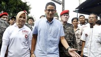 Sandiaga Uno langsung disambut warga saat tiba di lokasi acara pada Rabu (16/11/2016) di Jalan Bakti 2, Kalisari, Pasar Rebo, Jakarta Timur.