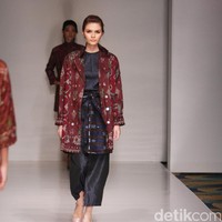 Koleksi fashion show Tuty Cholid Mengangkat tema Love di IPMI Trend Show 2017. Senayan CIty. Jakarta. [Foto: Mohammad Abduh/Wolipop]